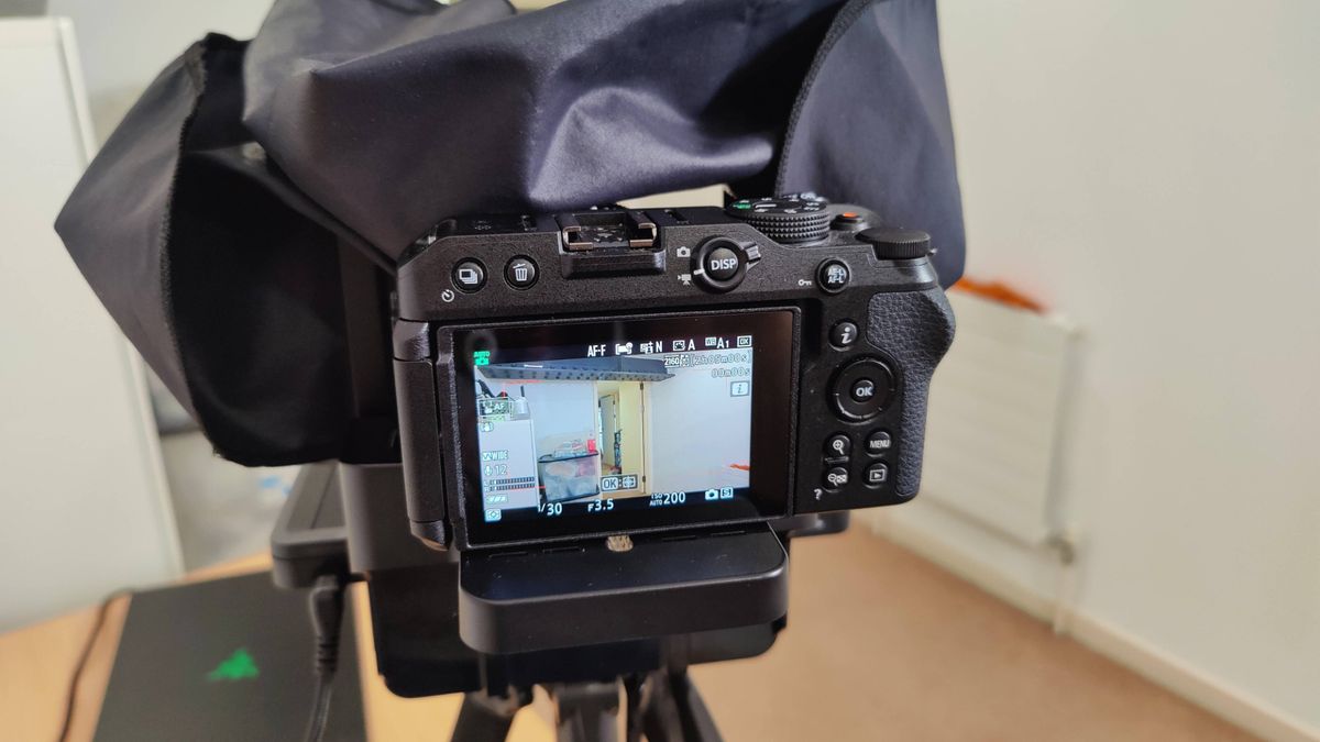 A camera loaded into the Elgato Prompter