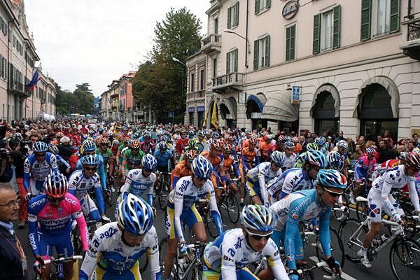 The riders take the start at 11:00
