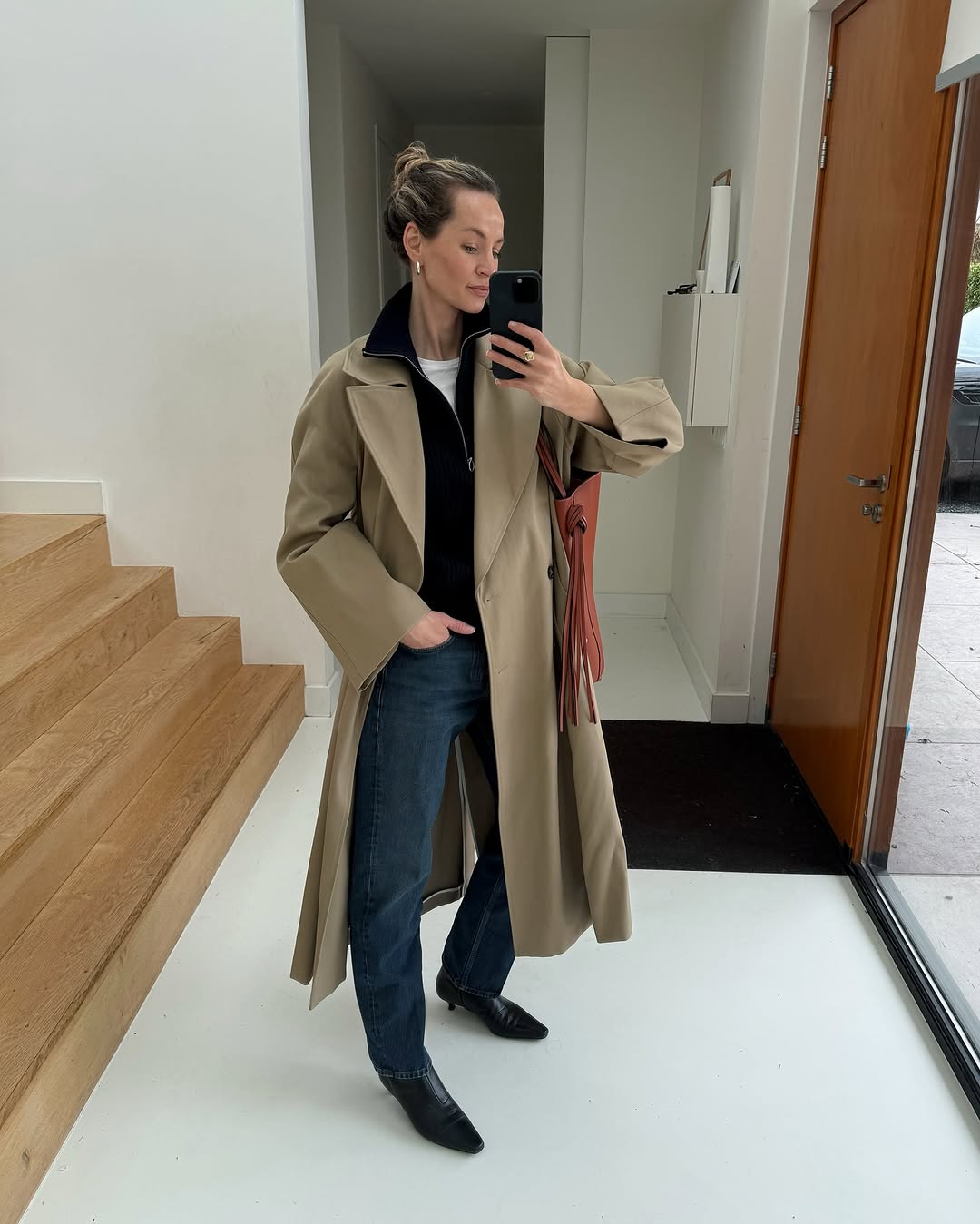 Influencer styling black boots