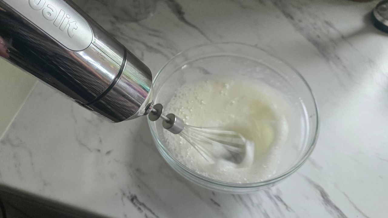 Duality hand blender mixing meringue in stages