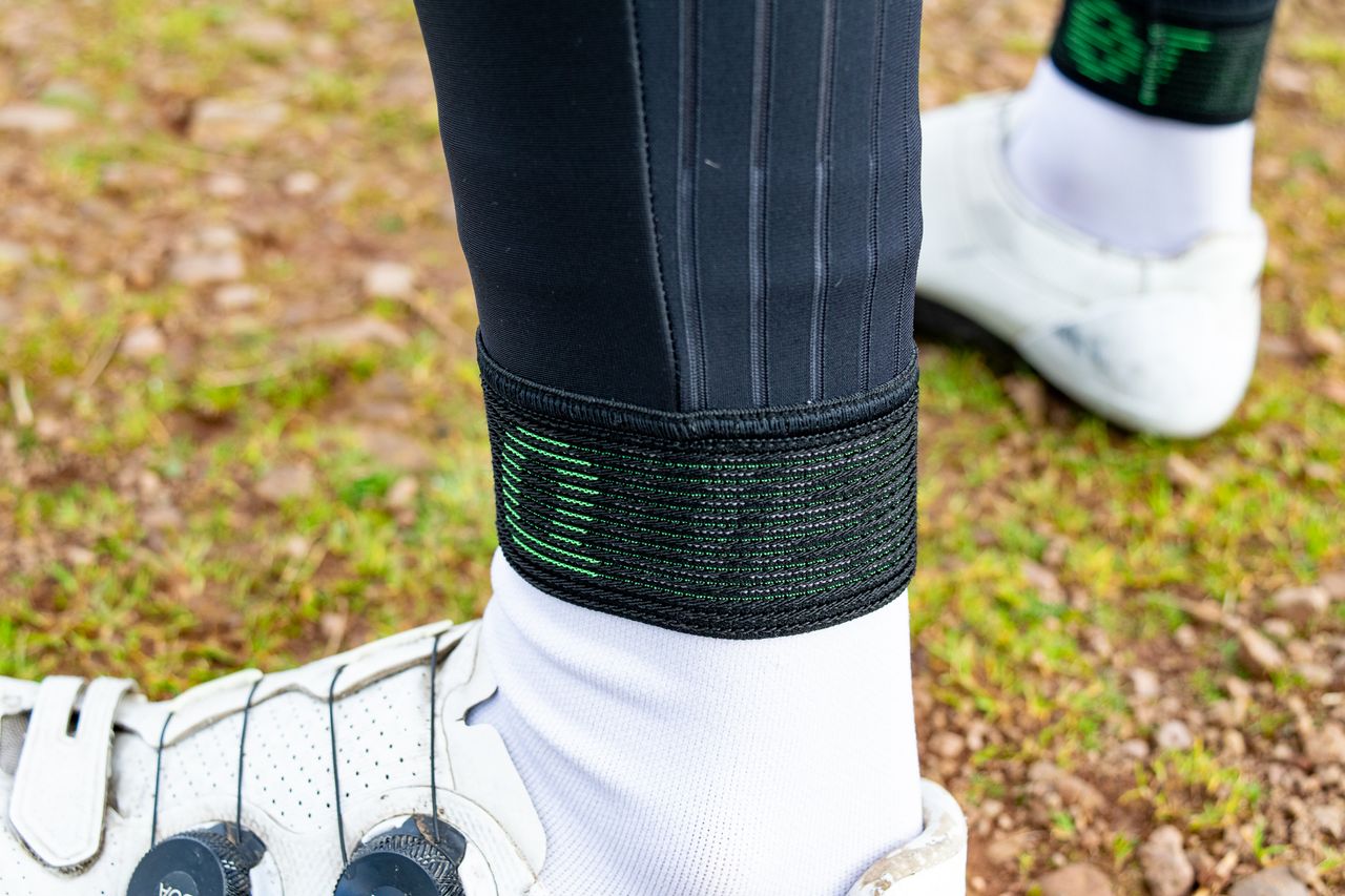 A cyclist wearing a pair of Attaquer Race bibtights