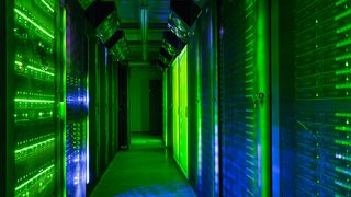 Serverrum i datacenter med grön belysning