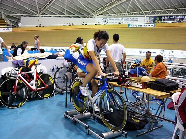 Uracca Leow Huay Sim warms down