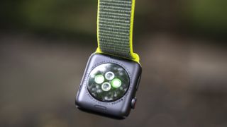 Den optiske pulsmåleren på undersiden av klokka er et hakk bedre på Apple Watch 3