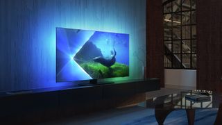 Philips OLED808 sur un meuble TV dans un salon