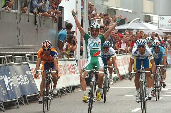 S&eacute;bastien Hinault (Credit Agricole) takes the stage win in Zaragoza.