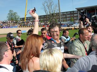 Johan Van Summeren (Garmin-Cervélo) proposed to his girlfriend after winning Paris-Roubaix. "Some people give a ring," he said. "I give a rock."