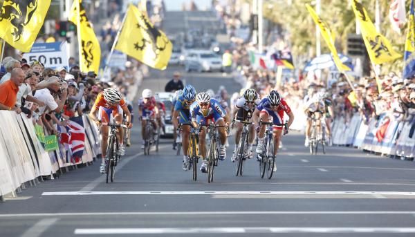 Giorgia Bronzini (Italy) wins the uphill sprint ahead of Marianne Vos (Netherlands), Emma Johansson (Sweden) and Nicole Cooke (Great Britain).