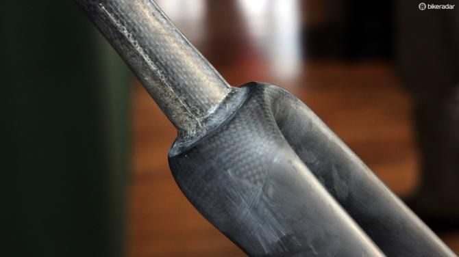 The tapered 1 1/8-to-1 1/4in fork steerer features an integrated lower bearing seat