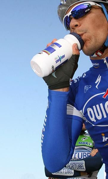 Gert Stegmans (Quick Step Innergetic) drinks before the start.