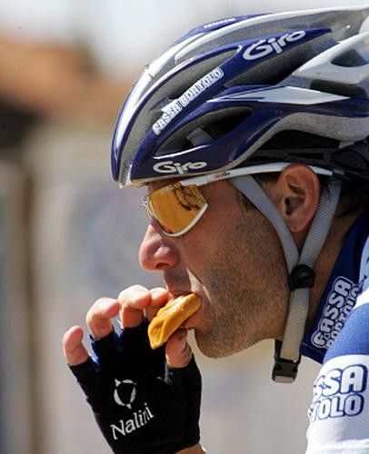 Alessandro Petacchi (Fassas Bortolo) refuels