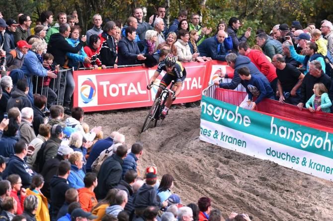 Sven Nys (Crelan - AA Drink Team) coming out of a sandy corner