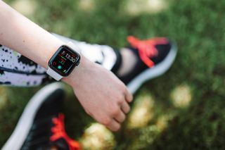 Die Smartwatch beim Sport ist 2023 für viele ein Essential. Wir verraten warum!; Pexels | Karolina Grabowska 