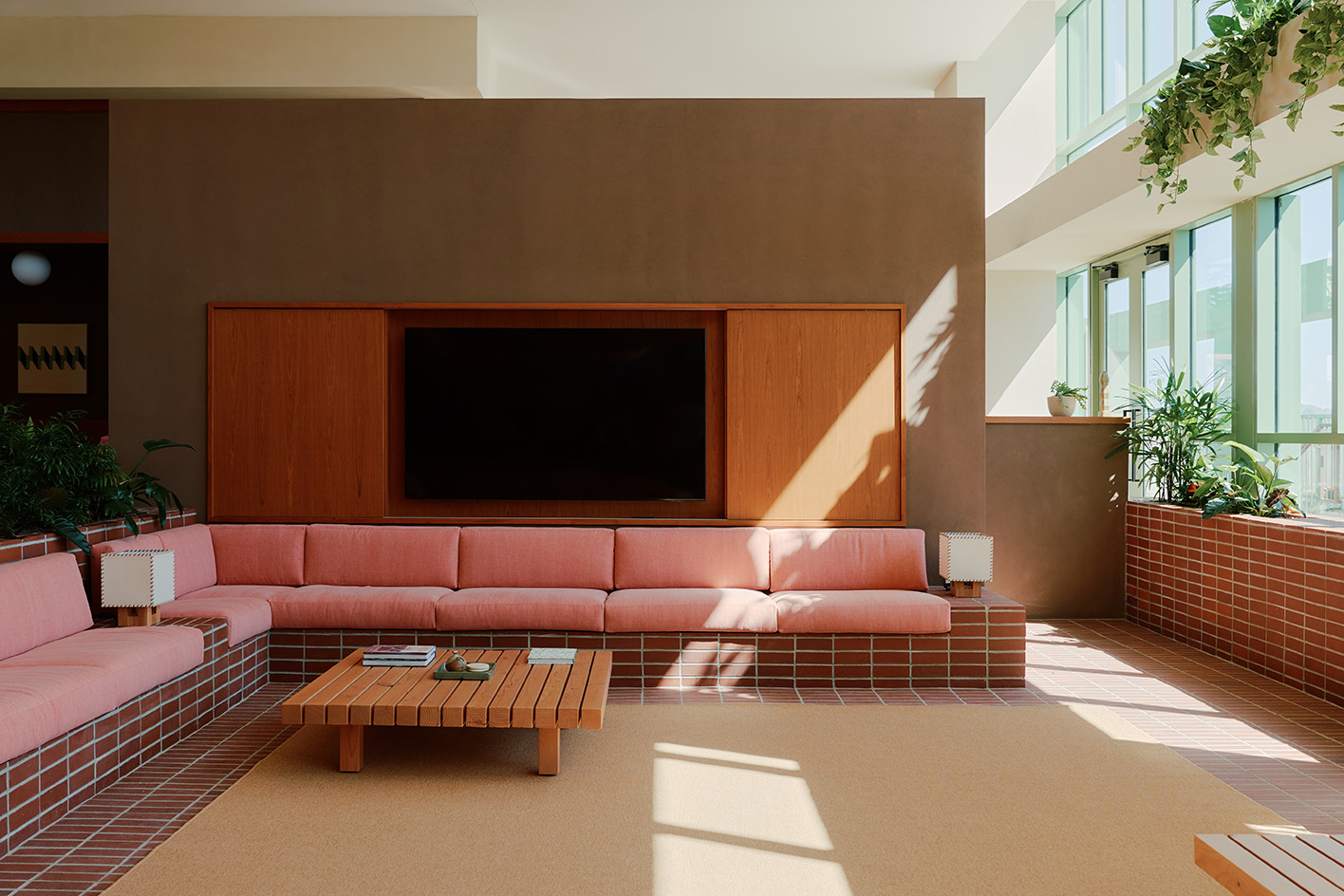 RAY Phoenix images of contemporary residential building with swimming pool amenities and midcentury feel