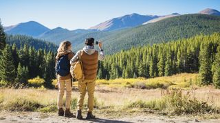 科罗拉多州布雷肯里奇的徒步旅行者在看山