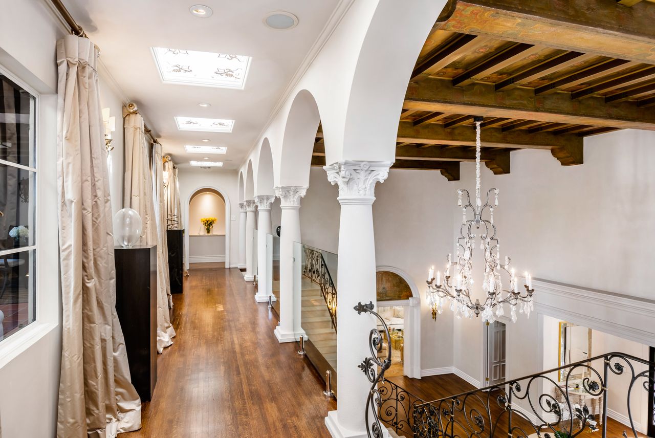 Images of 722 North Maple Drive, Los Angeles