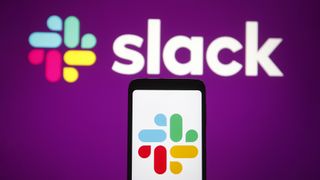 Slacks logo på lila bakgrund. Telefon med Slack-loggan i förgrunden