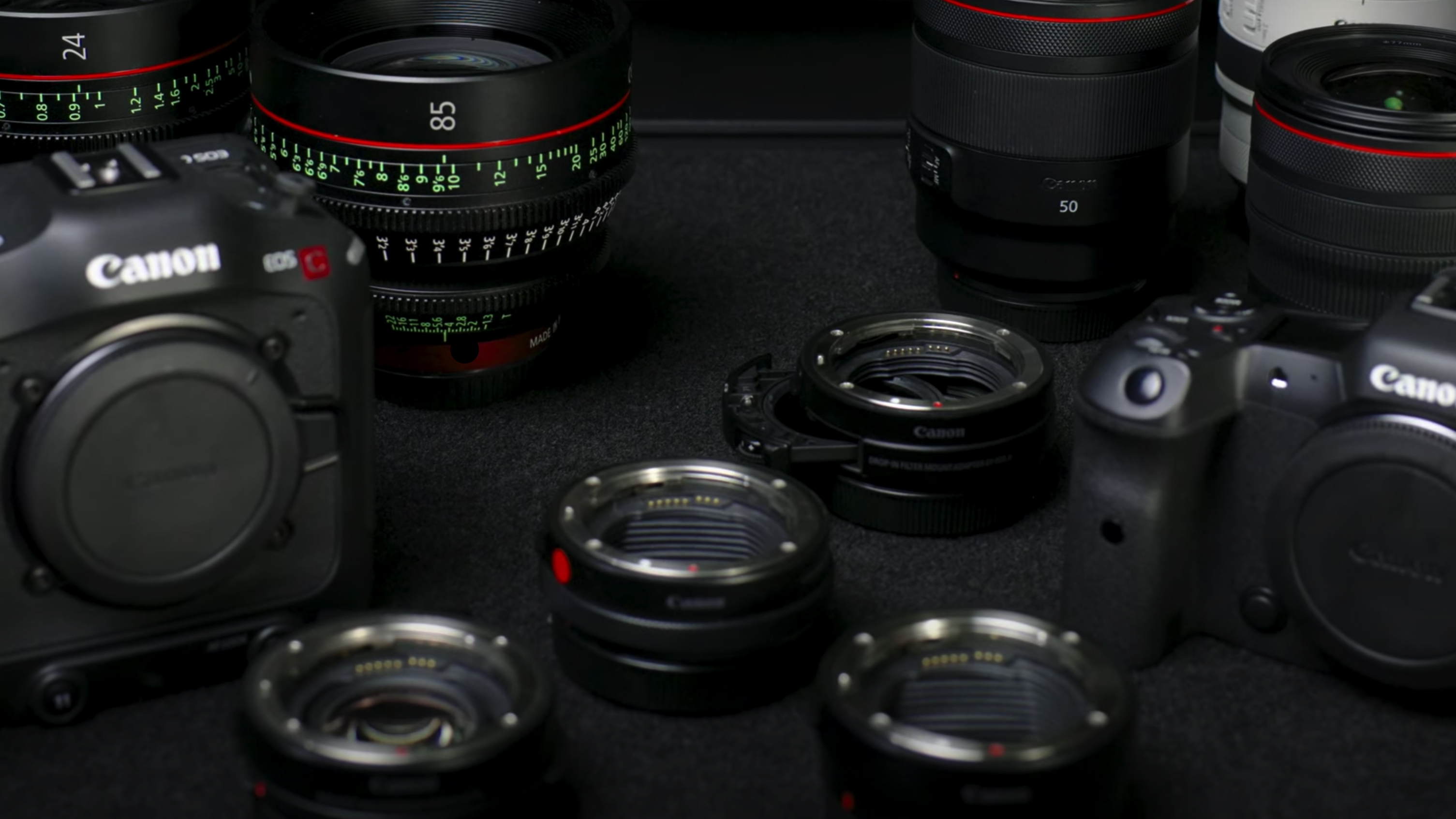 Canon EOS R5 C duduk di antara berbagai lensa