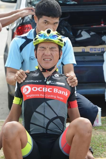 Sea Keong Loh (OCBC) gets some treatment on his back