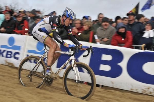 Erwin Vervecken rides down the sandy hill.