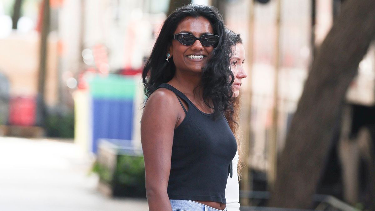 Don’t Let Your Skinny Jeans Hear This— They’re Being Replaced By This Dated-But-Chic Denim Trend