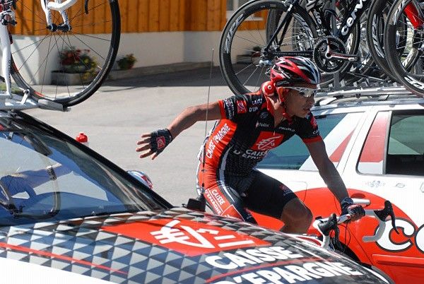 Marlon Alirio Perez (Caisse d'Epargne) gets a bottle from the team car.