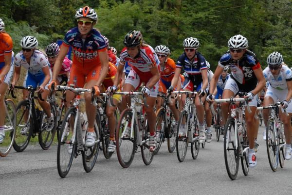 The peloton during the GP de Plouay-Bretagne