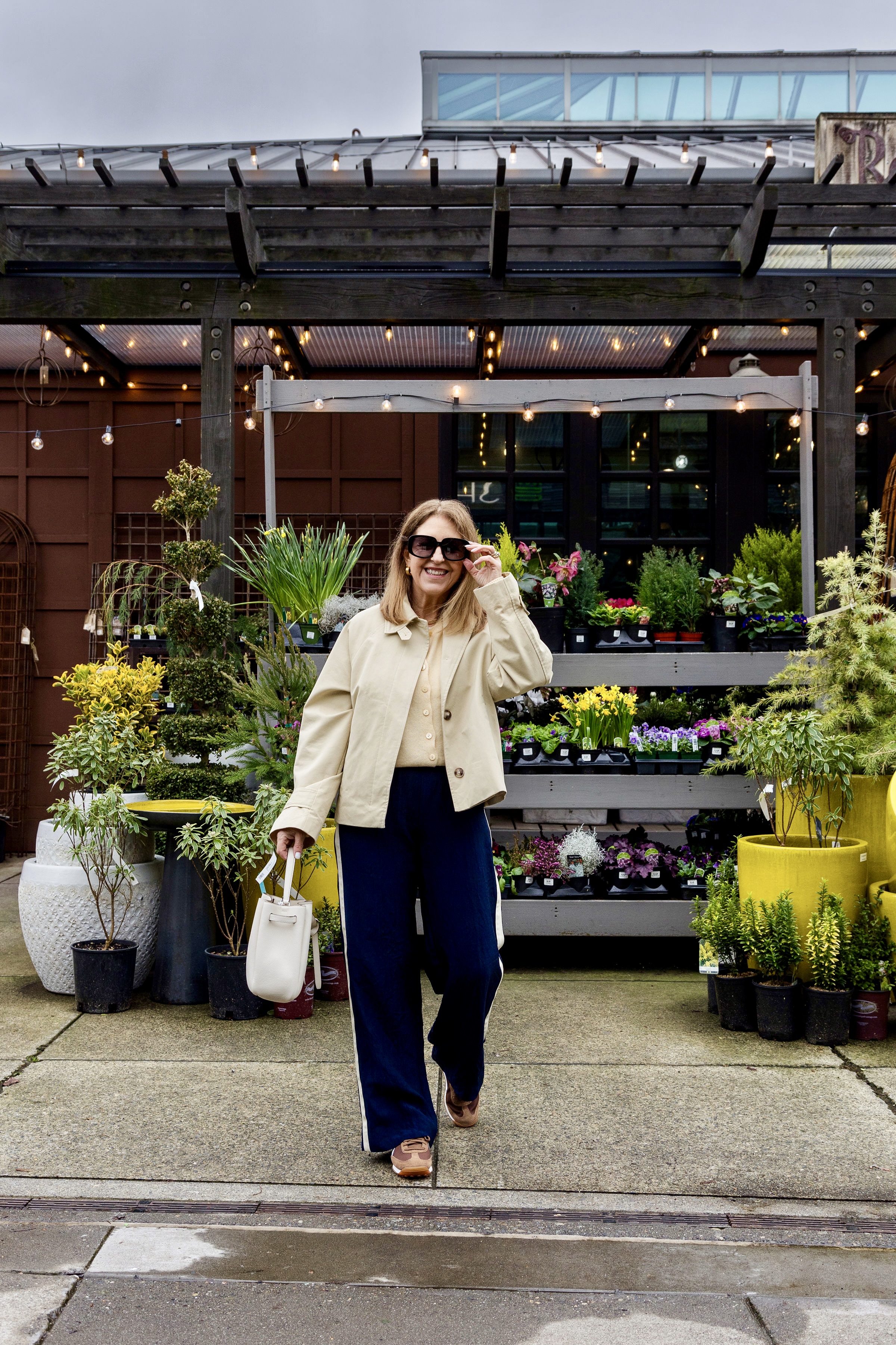 Um estilista Nordstrom usando calças de pista e tênis neutros.