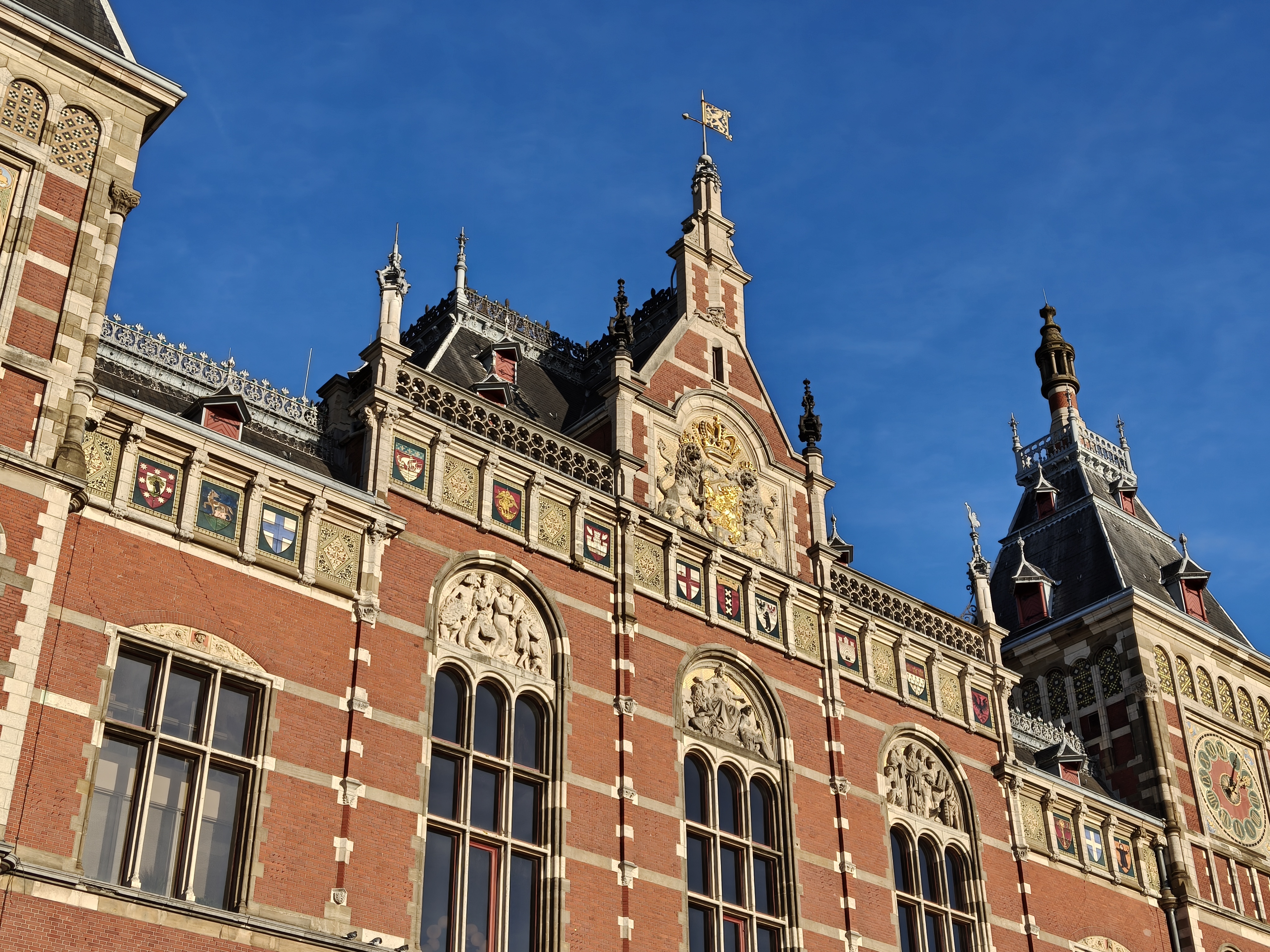 Oppo Find X8 camera sample Amsterdam Centraal 2x zoom