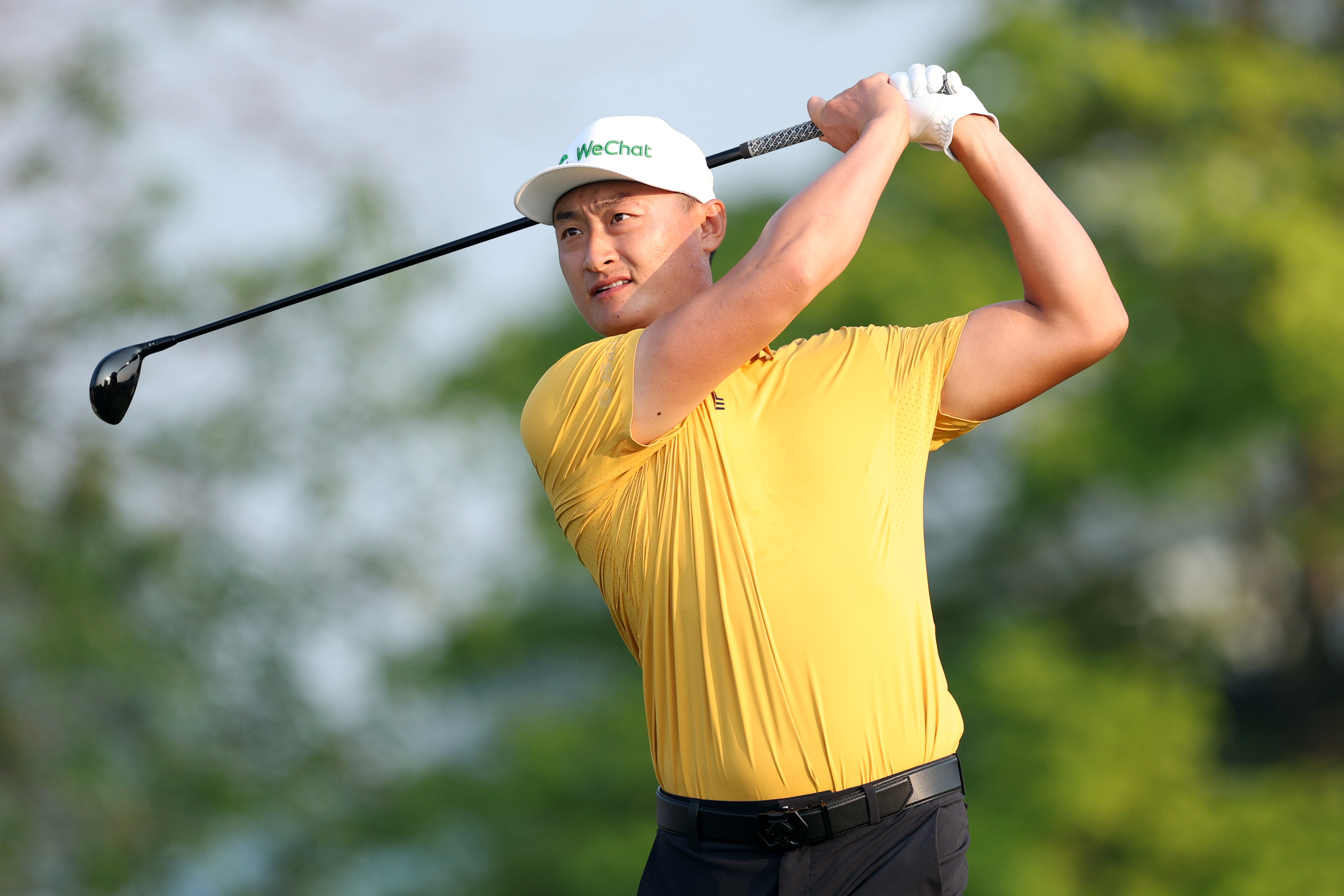 Haotong Li hits a hybrid off the tee