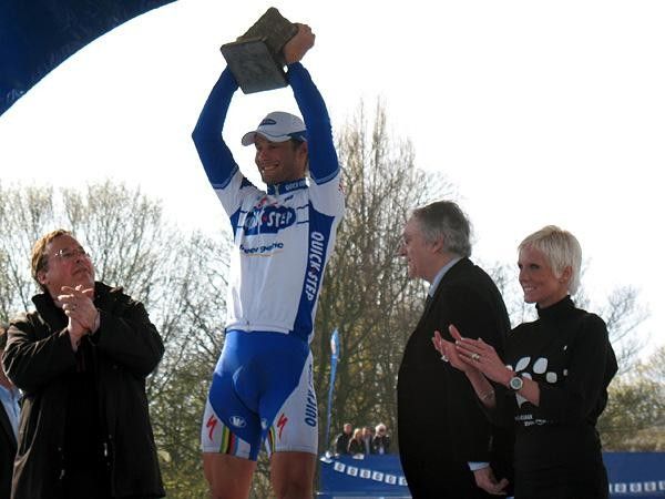 Tom Boonen (Quick Step) lifts the trophy cobble in the air