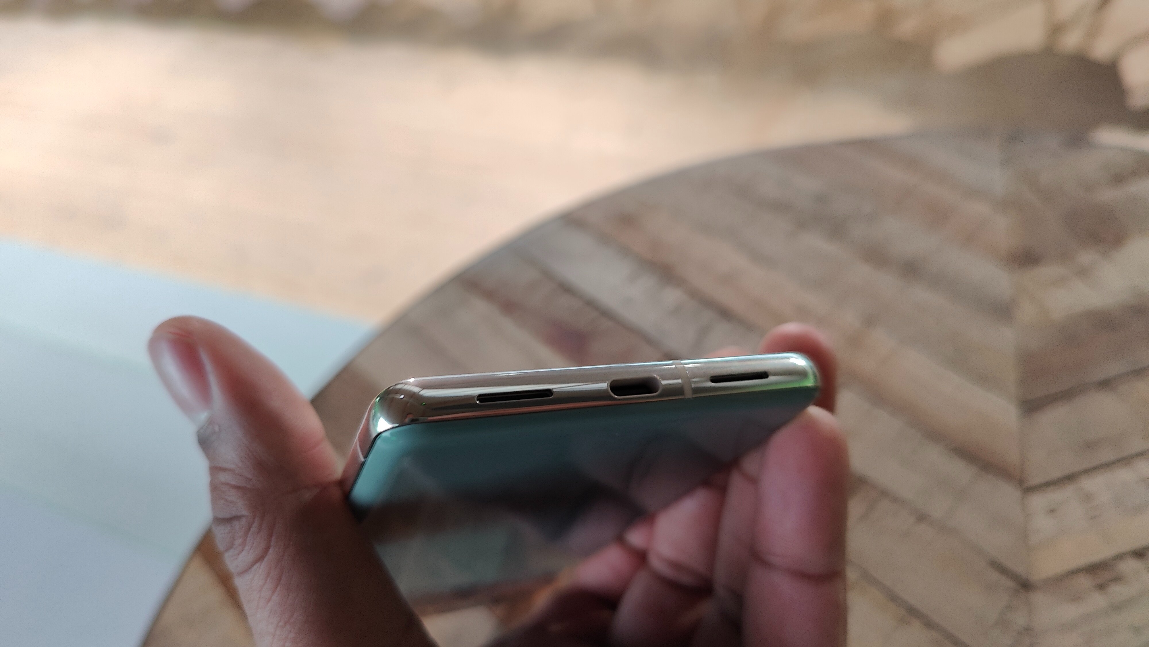Google Pixel 7 Pro set fra bunden
