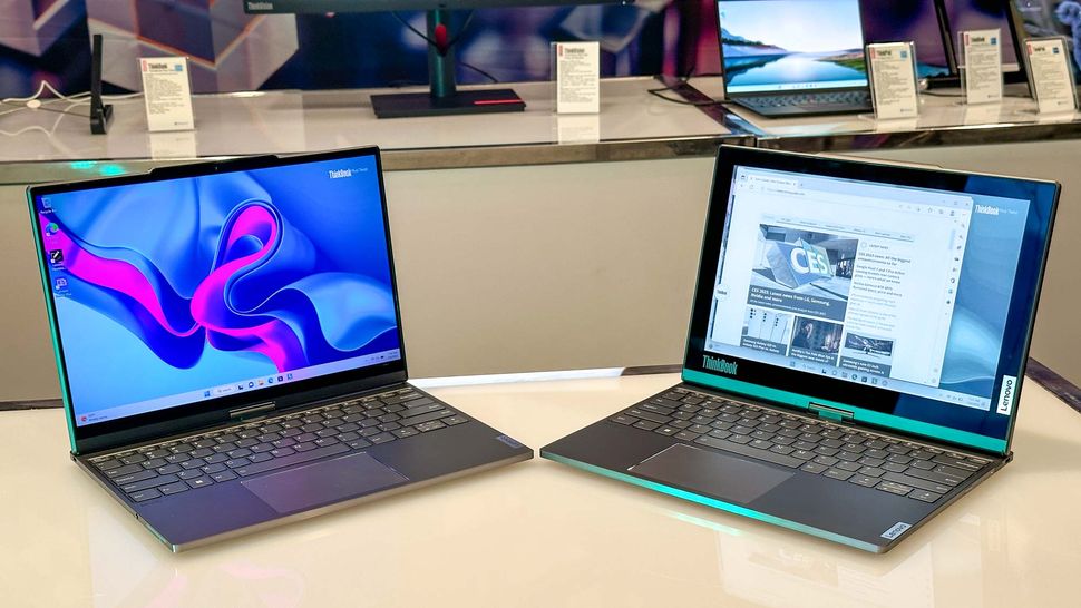 テーブルの上に置かれた ThinkBook Plus Twist。