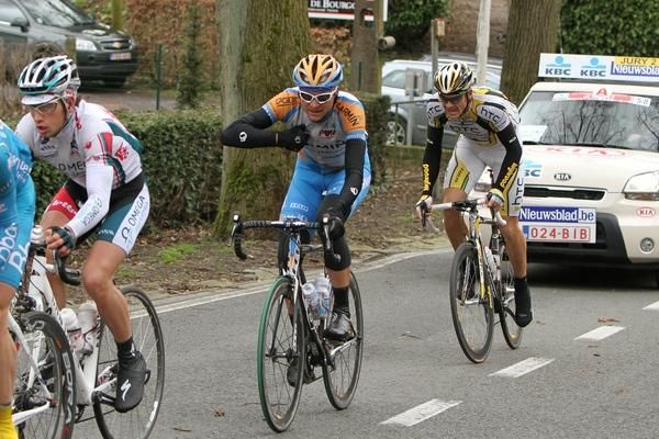 Danny Pate radios to the Garmin team car