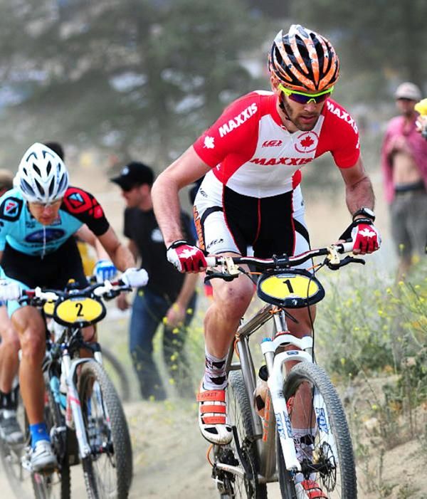 Geoff Kabush (Team Maxxis-Rocky Mountain) off to a strong start in the 2008 Fontana NMBS race.