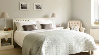 picture of a neutral bedroom