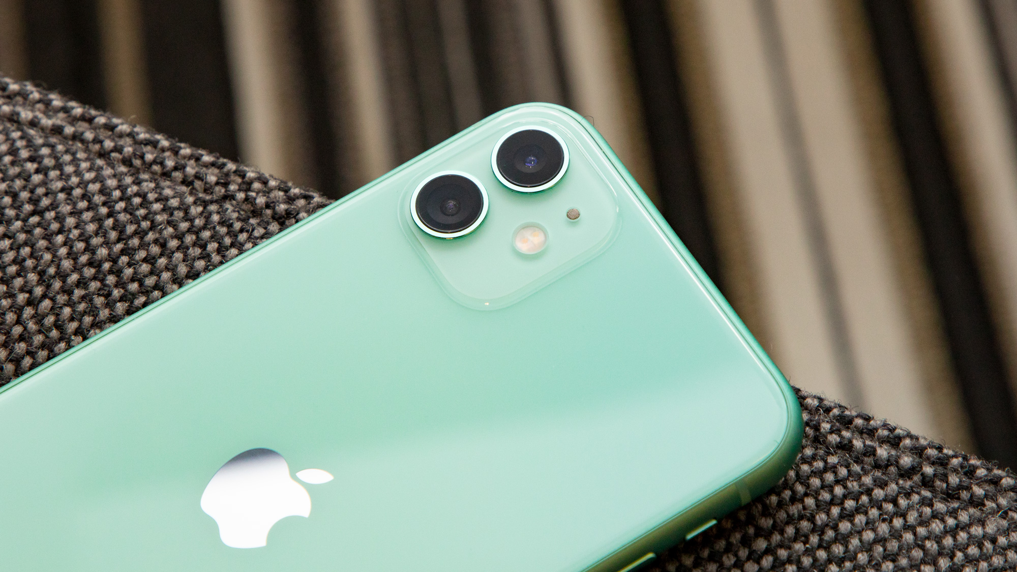 Айфон 12 с зеленой камерой