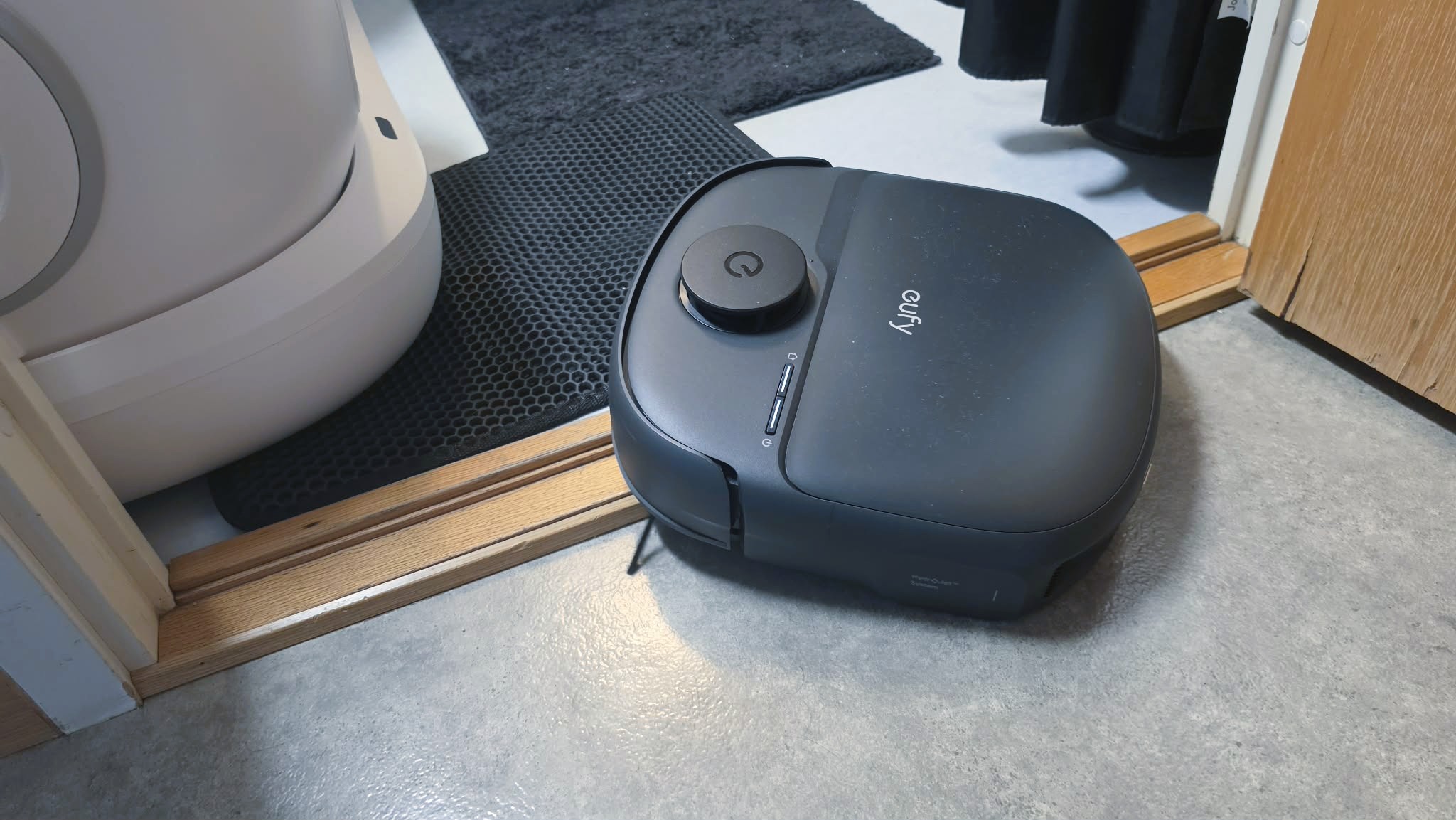 Eufy C28 f&amp;ouml;rs&amp;ouml;ker ta sig &amp;ouml;ver en tr&amp;ouml;skel.