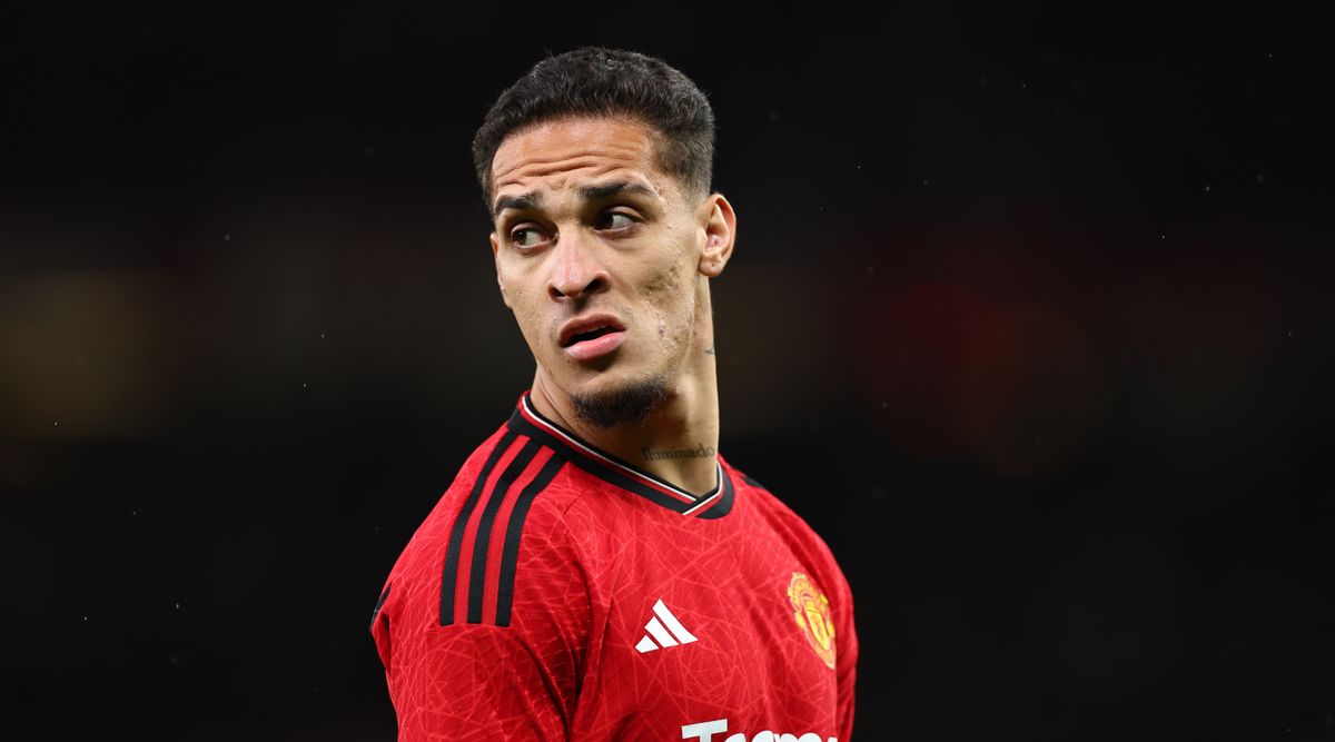 MANCHESTER, ENGLAND - OCTOBER 29: Antony of Manchester United during the Premier League match between Manchester United and Manchester City at Old Trafford on October 29, 2023 in Manchester, England. (Photo by Robbie Jay Barratt - AMA/Getty Images)