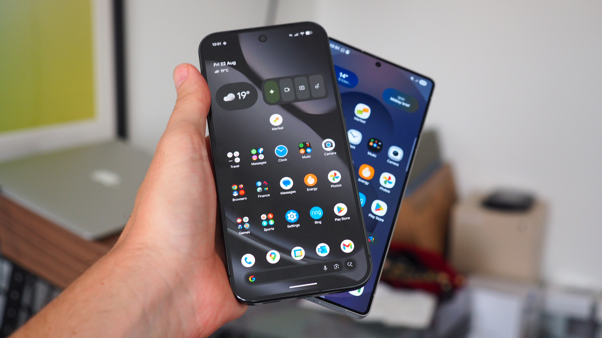 Google Pixel 10 Pro XL and Samsung Galaxy S25 Ultra side-by-side