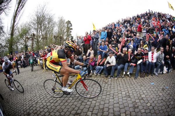 Stijn Devolder chases up the Kapelmuur