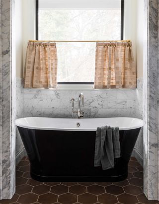 Bathroom cafe curtains above a bathtub