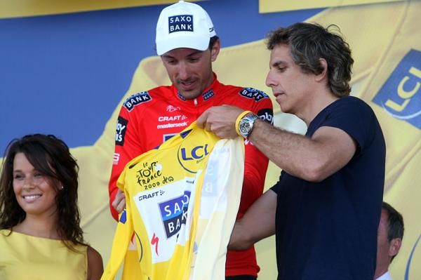Fabian Cancellara (Saxo Bank) takes the maillot jaune leader's jersey from Ben Stiller.