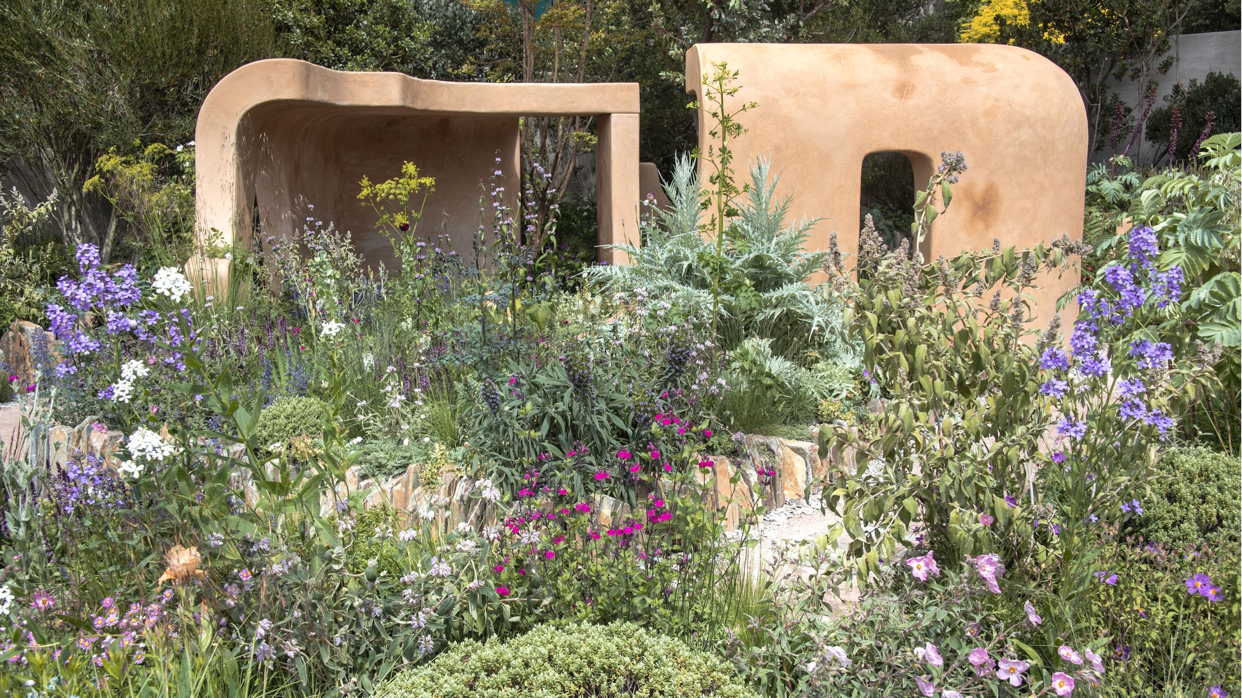 How to Make Your Late Summer Garden Look Fuller Without Planting Anything New – 7 Designer Tricks