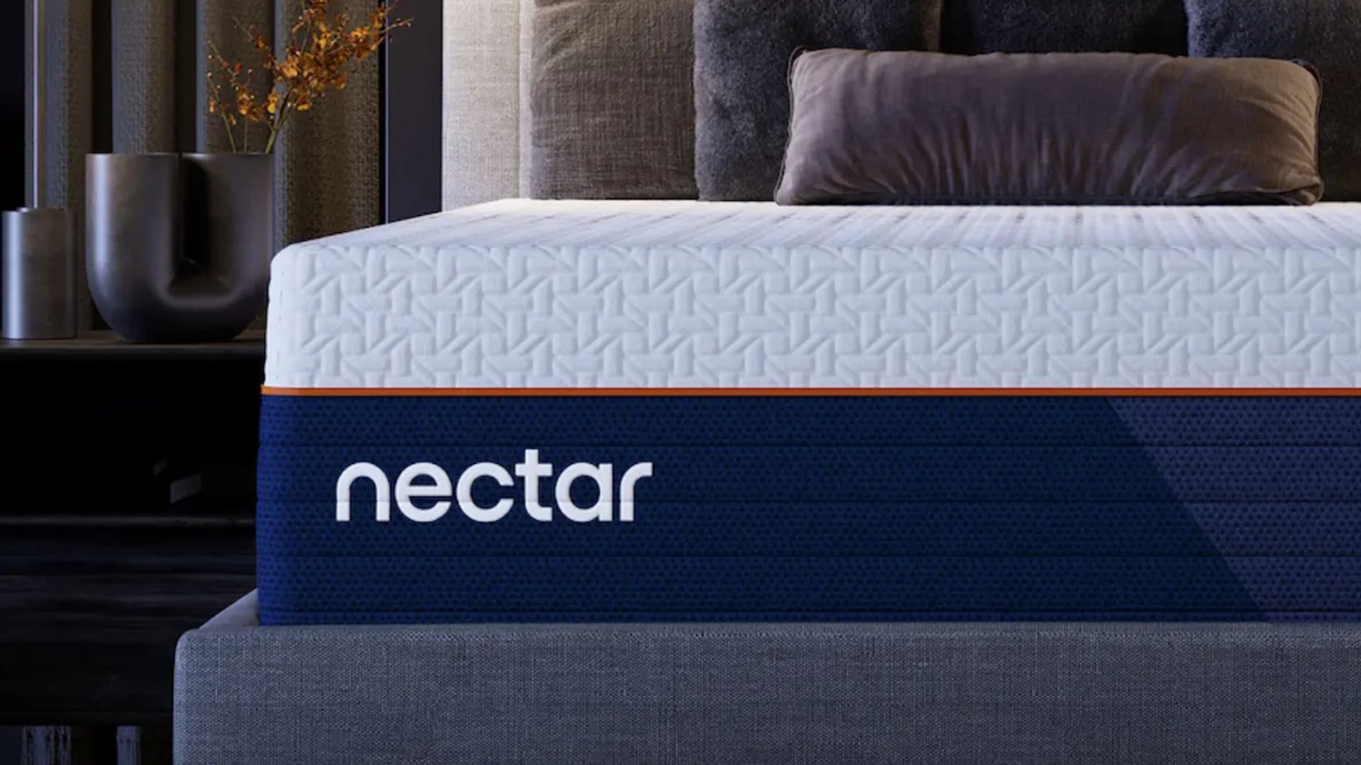 Eine Nahaufnahme des Endes einer Nectar Ultra-Matratze mit der Aufschrift „Nectar“.