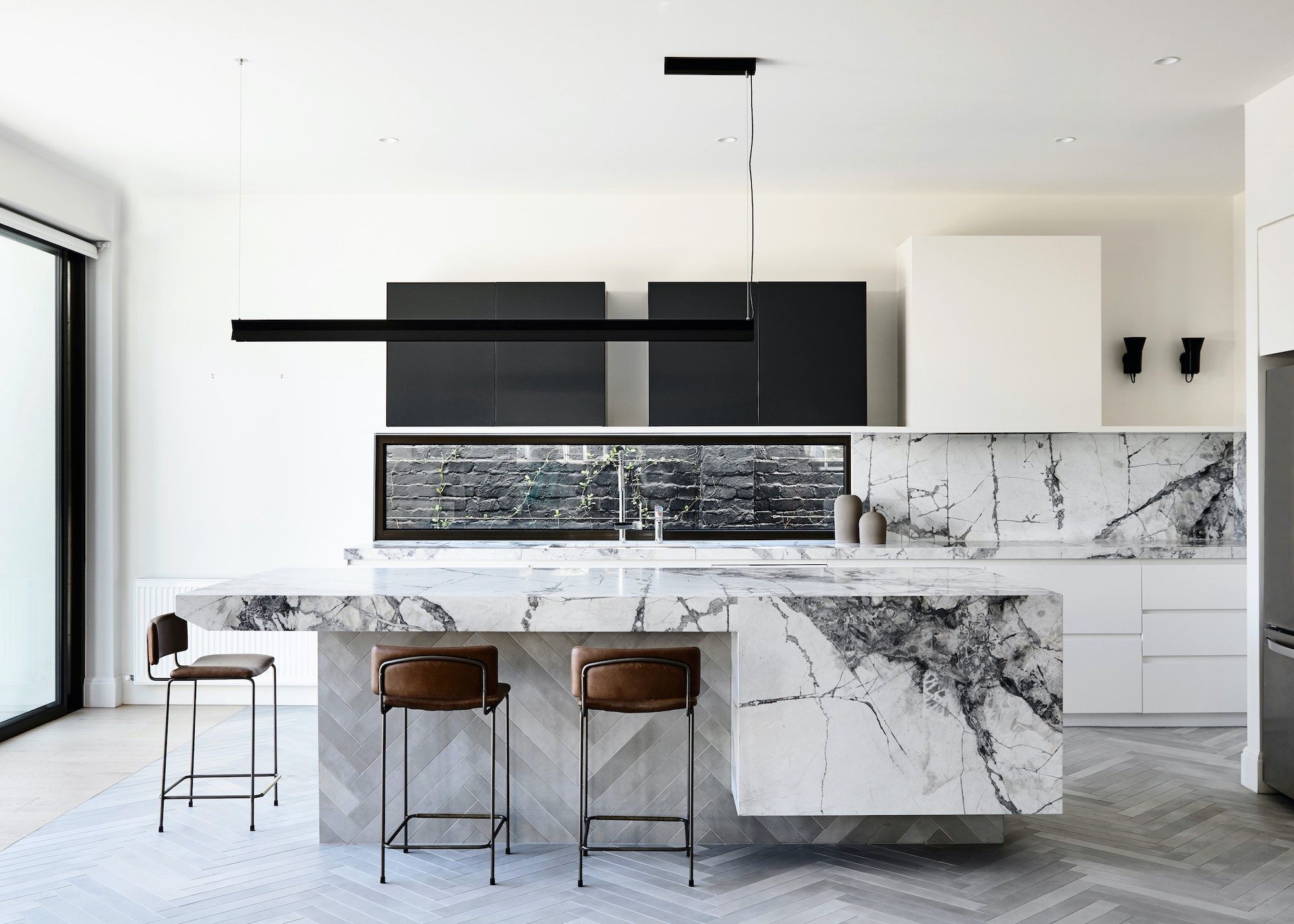 11 Chic and Irresistible Marble Kitchen Islands Ideas | Livingetc