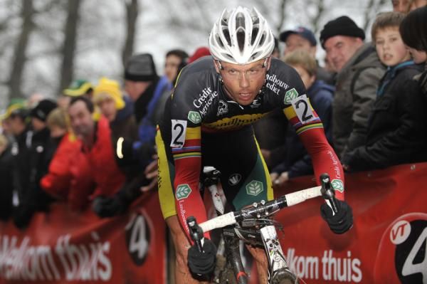 Sven Nys (Landbouwkrediet) concentrates on the descent