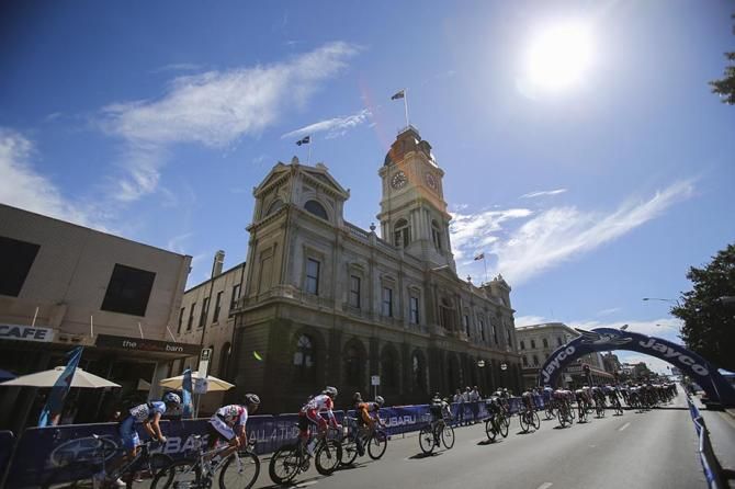 The U23 Peleton make their way up the finish straight.