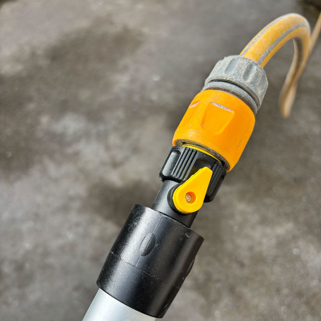 a close up of hose attachment on the easy clean telescopic hose brush