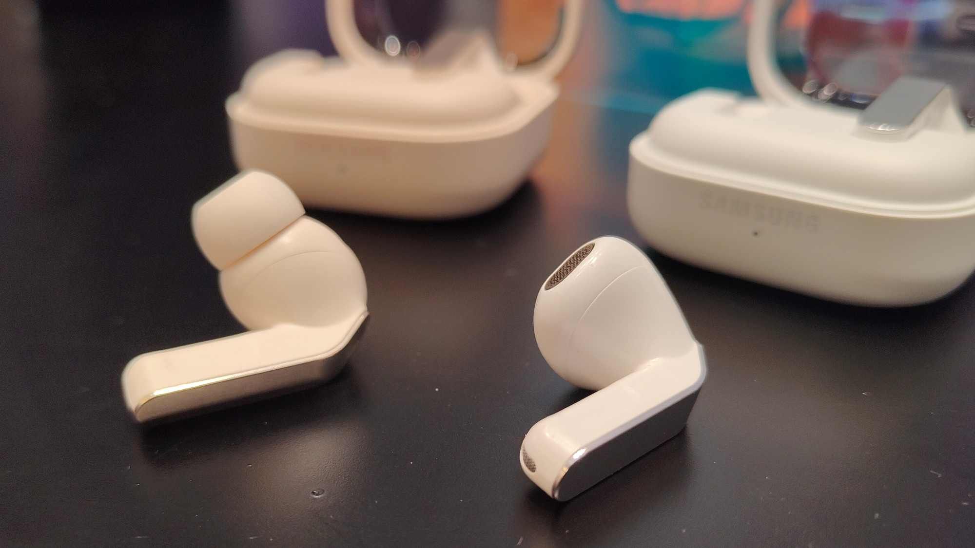 Samsung Galaxy Buds 4 vs Galaxy Buds 4 Pro: arsitektur audio, masa pakai baterai, harga, dan lainnya